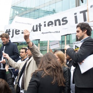 Antoine Genton, président de la société des journalistes d'iTÉLÉ et Guillaume Auda - Rassemblement devant les locaux d'iTÉLÉ à Boulogne-Billancourt au neuvième jour de grève de la société des journalistes. Le 25 octobre 2016.