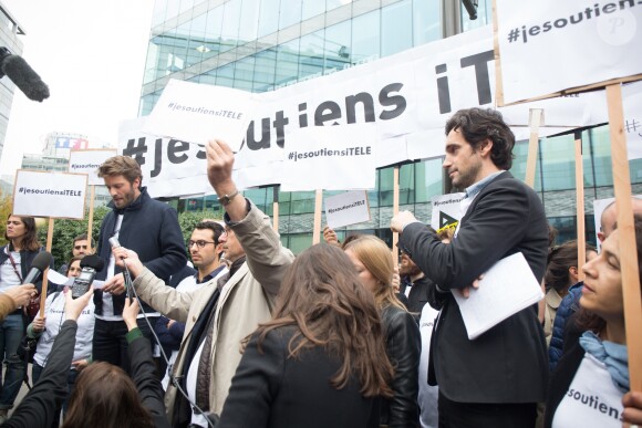 Antoine Genton, président de la société des journalistes d'iTÉLÉ et Guillaume Auda - Rassemblement devant les locaux d'iTÉLÉ à Boulogne-Billancourt au neuvième jour de grève de la société des journalistes. Le 25 octobre 2016.