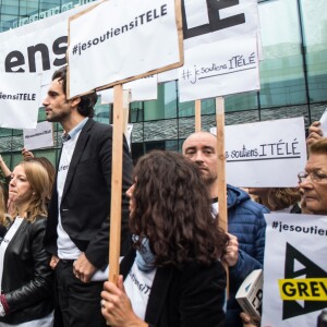 Rassemblement devant les locaux d'iTÉLÉ à Boulogne-Billancourt au neuvième jour de grève de la société des journalistes. Le 25 octobre 2016.