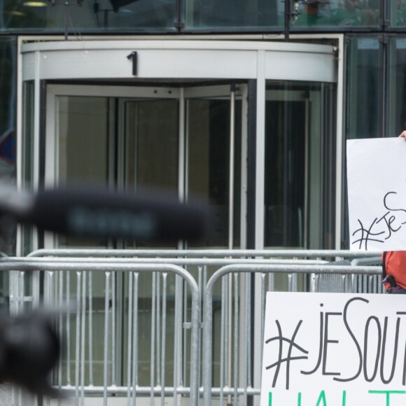 Rassemblement devant les locaux d'iTÉLÉ à Boulogne-Billancourt au neuvième jour de grève de la société des journalistes. Le 25 octobre 2016.