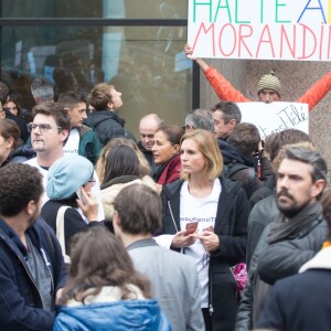 Rassemblement devant les locaux de iTélé à Boulogne Billancourt au neuvième jour de grève de la société des journalistes le 25 octobre 2016. 25/10/2016 - Boulogne Billancourt