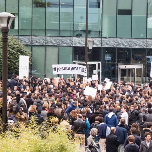 Rassemblement devant les locaux de iTélé à Boulogne Billancourt au neuvième jour de grève de la société des journalistes le 25 octobre 2016. 25/10/2016 - Boulogne Billancourt