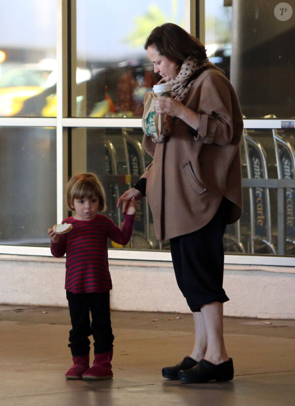 Exclusif - Patton Oswalt, sa femme Michelle McNamara et leur fille Alice a l'aeroport de Los Angeles, le 27 decembre 2012.  For Germany call for price Exclusive Please hide children's face prior to the publication Patton Oswalt, his wife Michelle McNamara and daughter Alice touched down at LAX in Los Angeles, California on December 27, 2012. The family stopped at Starbucks to grab some food and coffee.27/12/2012 - Los Angeles