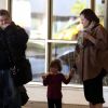 Exclusif - Patton Oswalt, sa femme Michelle McNamara et leur fille Alice a l'aeroport de Los Angeles, le 27 decembre 2012.  For Germany call for price Exclusive Please hide children's face prior to the publication Patton Oswalt, his wife Michelle McNamara and daughter Alice touched down at LAX in Los Angeles, California on December 27, 2012. The family stopped at Starbucks to grab some food and coffee.27/12/2012 - Los Angeles