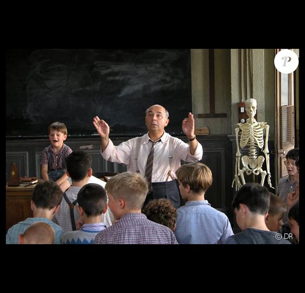 Le film Les Choristes : Maxence Perrin assis à côté de Gérard Jugnot