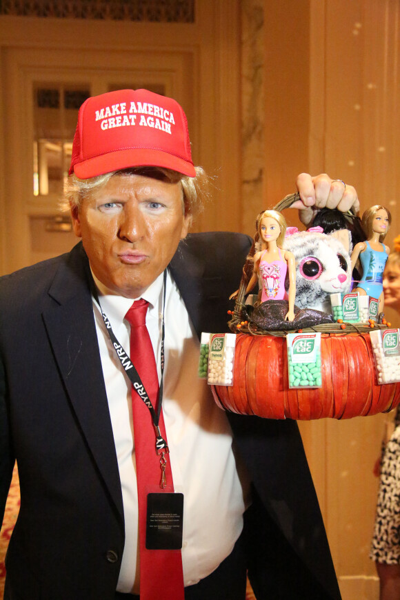 Guest déguisé en Donald Trump à la soirée caritative Halloween 2016 to benefit The New York Restoration Project à New York, le 28 octobre 2016 © Sonia Moskowitz/Globe Photos via Zuma/Bestimage