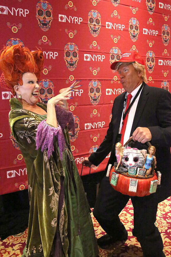 Bette Midler et guest déguisé en Donald Trump à la soirée caritative Halloween 2016 to benefit The New York Restoration Project à New York, le 28 octobre 2016 © Sonia Moskowitz/Globe Photos via Zuma/Bestimage