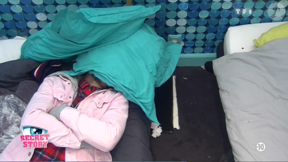 Bastien déprimé dans "Secret Story 10", le 30 octobre 2016. Le câlin de Mélanie n'y change rien.