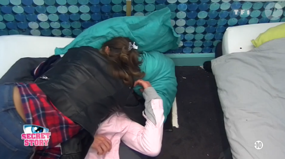 Bastien déprimé dans "Secret Story 10", le 30 octobre 2016. Le câlin de Mélanie n'y change rien.
