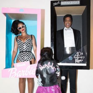 Photo de Blue Ivy Carter et ses parents Beyoncé et Jay Z, déguisées en Black Barbie et Black Ken pour Halloween. Octobre 2016.