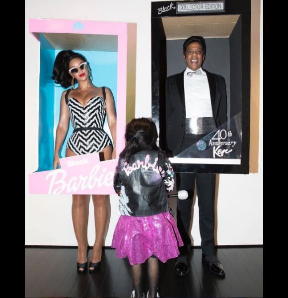 Photo de Blue Ivy Carter et ses parents Beyoncé et Jay Z, déguisées en Black Barbie et Black Ken pour Halloween. Octobre 2016.