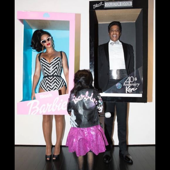 Photo de Blue Ivy Carter et ses parents Beyoncé et Jay Z, déguisées en Black Barbie et Black Ken pour Halloween. Octobre 2016.