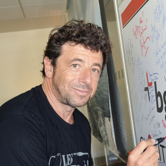 Patrick Bruel - 12ème édition du "BGC Charity Day" à Paris, le 12 septembre 2016, en mémoire aux 658 collaborateurs du groupe BGC Partners (leader mondial du courtage interbancaire) disparus il y a 15 ans dans les attentats du World Trade Center du 11 septembre 2001. Les people sont courtier d'un jour pour encourager les clients à passer ce jour là le maximum d'ordres dans la salle des marchés d'Aurel BGC au 62, rue de Richelieu 75002 Paris. Chaque 11 septembre, la totalité du chiffre d'affaire réalisé par le groupe sera reversée à des associations. © Veeren / Bestimage  12th edition of the " BGC Charity Day" in Paris September 12, 2016 in memory of the 658 employees of the BGC Partners Group (world leader interbank brokerage) disappeared 15 years ago in the attacks on the World Trade Center on September 11 , 2001. The people broker is a day to encourage customers to spend that day the maximum of orders in the Hall of Aurel BGC markets at 62 rue de Richelieu 75002 Paris . Every September 11th, the total turnover achieved by the group will go to associations .12/09/2016 - 