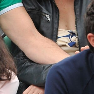 Info - Jean-Marc Barr est papa d'un petit Jude - Jean-Marc Barr et sa compagne Stella - People aux Internationaux de France de tennis de Roland Garros à Paris, le 1er juin 2014.