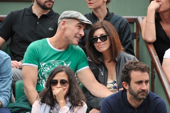 Info - Jean-Marc Barr est papa d'un petit Jude - Jean-Marc Barr et sa compagne Stella - People aux Internationaux de France de tennis de Roland Garros à Paris, le 1er juin 2014.