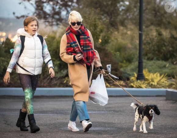 Exclusif - Michelle Williams et sa fille Matilda Ledger se promènent avec leur chien à New York, le 28 octobre 2016, le jour du 11ème anniversaire de de Matilda.