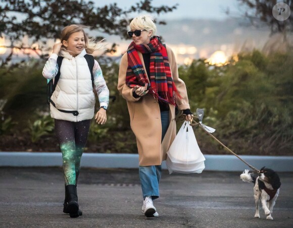 Exclusif - Michelle Williams et sa fille Matilda Ledger se promènent avec leur chien à New York, le 28 octobre 2016, le jour du 11ème anniversaire de de Matilda.