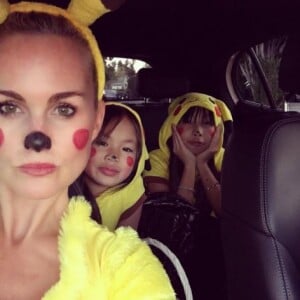 Laeticia Hallyday a fêté Halloween avec ses filles Jade et Joy, à Los Angeles. Octobre 2016. Mère et filles étaient en Pikachu !