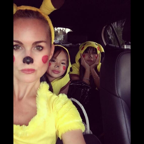 Laeticia Hallyday a fêté Halloween avec ses filles Jade et Joy, à Los Angeles. Octobre 2016. Mère et filles étaient en Pikachu !