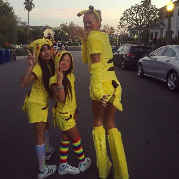 Laeticia Hallyday a fêté Halloween avec ses filles Jade et Joy, à Los Angeles. Octobre 2016.