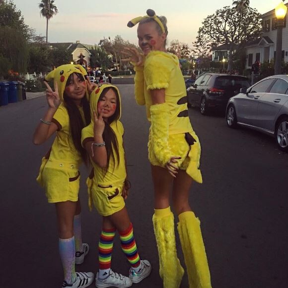 Laeticia Hallyday a fêté Halloween avec ses filles Jade et Joy, à Los Angeles. Octobre 2016.