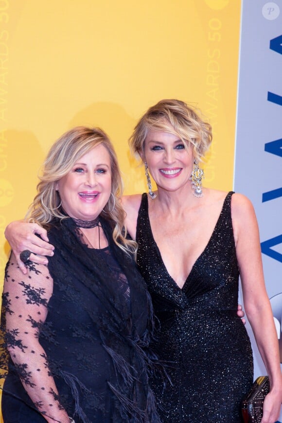 Kelly Stone et Sharon Stone assistent à la 50ème céremonie des CMA Awards à Nashville, le 2 novembre 2016.