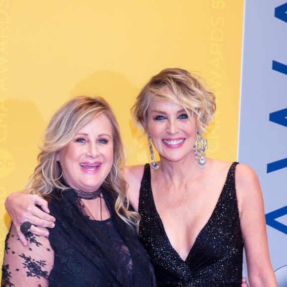 Kelly Stone et Sharon Stone assistent à la 50ème céremonie des CMA Awards à Nashville, le 2 novembre 2016.