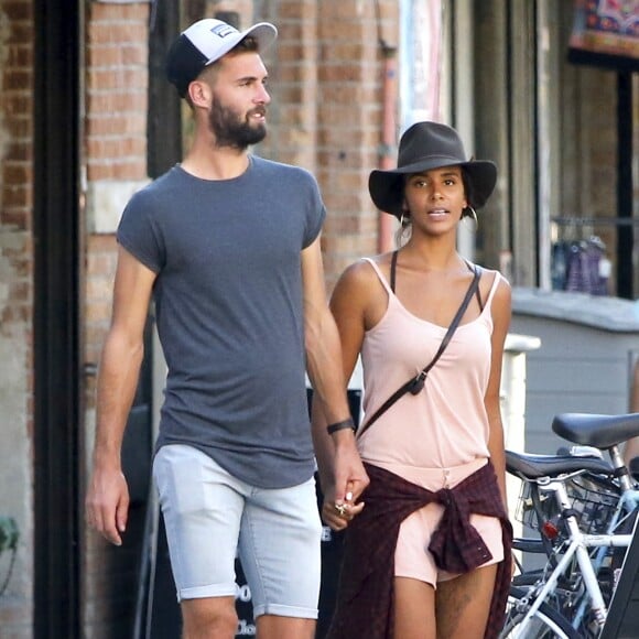 Semi-Exclusif - Benoît Paire et sa compagne Shy'm se promènent dans les rues de Brooklyn à New York. Il semblerait que le tennisman continue de profiter pleinement de sa vie personnelle, malgré les nombreux avertissements du directeur national technique de l'équipe de France de Tennis et son exclusion des Jeux Olympiques pour manquements au règlement de vie mis en place par la Fédération. Le joueur sera-t-il en forme pour affronter ses concurrents lors du tournoi de tennis US Open de Flushing Meadows ? En tous cas, la chanteuse et le sportif ne se quittent pas d'une seconde....New York, le 23 août 2016  No Web No Blog pour Belgique et Suisse23/08/2016 - New York