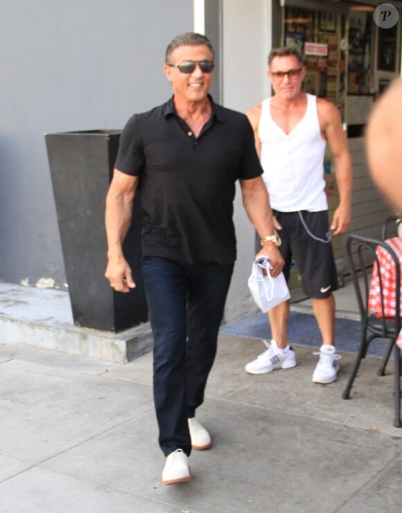 Sylvester Stallone montre fièrement ses muscles à la sortie d'une pizzeria à Beverly Hills, le 26 septembre 2016