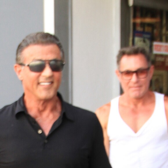 Sylvester Stallone montre fièrement ses muscles à la sortie d'une pizzeria à Beverly Hills, le 26 septembre 2016