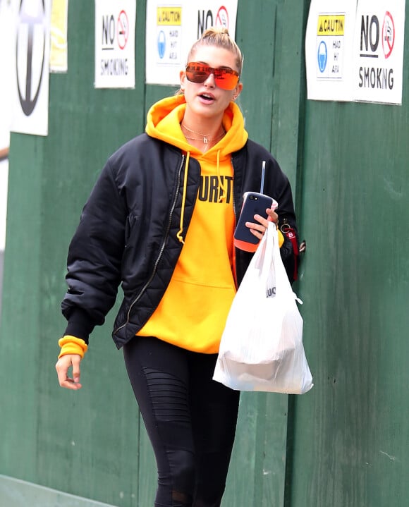 Exclusif - Hailey Baldwin dans la rue à New York avec de grosses lunettes rouges le 8 octobre 2016.