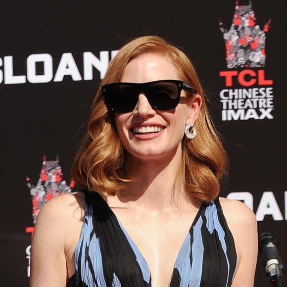Jessica Chastain laisse son empreinte dans le ciment au théâtre TCL Chinese à Hollywood, le 3 novembre 2016