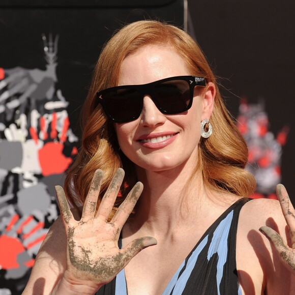 Jessica Chastain laisse son empreinte dans le ciment au théâtre TCL Chinese à Hollywood, le 3 novembre 2016