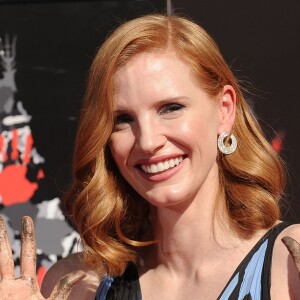Jessica Chastain laisse son empreinte dans le ciment au théâtre TCL Chinese à Hollywood, le 3 novembre 2016