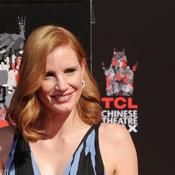 Jessica Chastain laisse son empreinte dans le ciment au théâtre TCL Chinese à Hollywood, le 3 novembre 2016