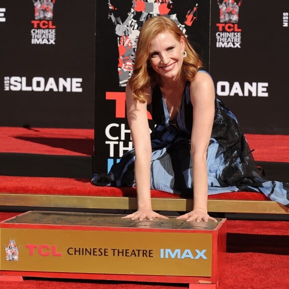 Jessica Chastain laisse son empreinte dans le ciment au théâtre TCL Chinese à Hollywood, le 3 novembre 2016