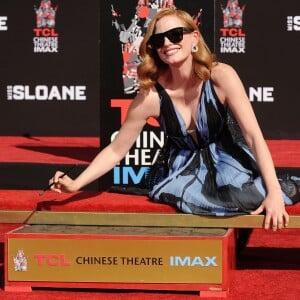 Jessica Chastain laisse son empreinte dans le ciment au théâtre TCL Chinese à Hollywood, le 3 novembre 2016
