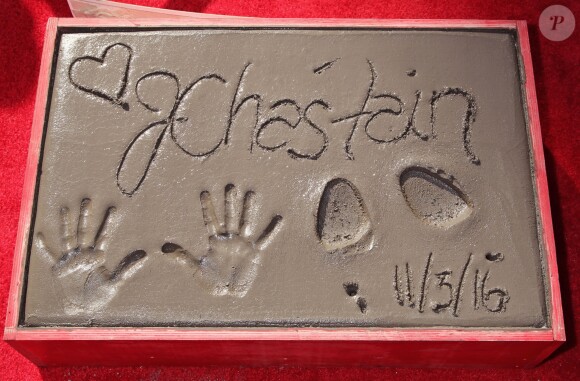 Jessica Chastain laisse son empreinte dans le ciment au théâtre TCL Chinese à Hollywood, le 3 novembre 2016