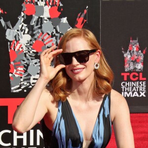 Jessica Chastain laisse son empreinte dans le ciment au théâtre TCL Chinese à Hollywood, le 3 novembre 2016