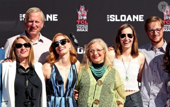 Jessica Chastain avec sa famille et au côté de sa mère Jerri Chastain - Jessica Chastain laisse son empreinte dans le ciment au théâtre TCL Chinese à Hollywood, le 3 novembre 2016