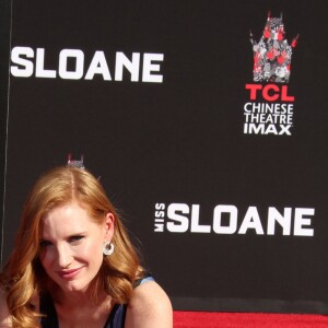 Jessica Chastain laisse son empreinte dans le ciment au théâtre TCL Chinese à Hollywood, le 3 novembre 2016