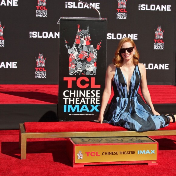 Jessica Chastain laisse son empreinte dans le ciment au théâtre TCL Chinese à Hollywood, le 3 novembre 2016