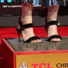 Jessica Chastain laisse son empreinte dans le ciment au théâtre TCL Chinese à Hollywood, le 3 novembre 2016