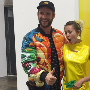 Miley Cyrus et Liam Hemsworth dans une galerie d'art de Los Angeles le 5 novembre 2016.