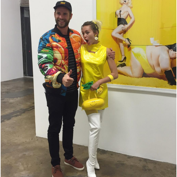 Miley Cyrus et Liam Hemsworth dans une galerie d'art de Los Angeles le 5 novembre 2016.