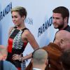 Miley Cyrus et son fiance Liam Hemsworth, ensemble pour la première fois sur un tapis rouge depuis un an, a la première du film "Paranoia" a Los Angeles, le 8 aout 2013.
