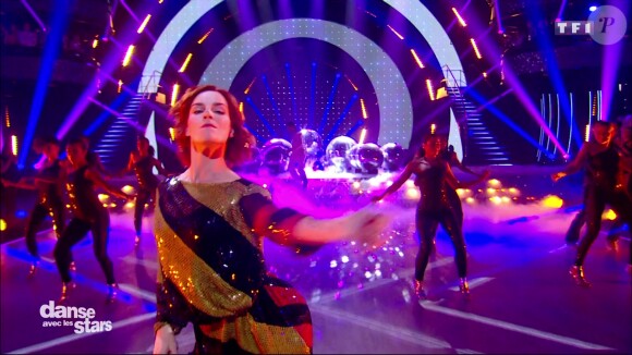 Fauve Hautot dévoile une sublime chorégraphie de la comédie musicale Saturday Night Fever - "Danse avec les stars 7" sur TF1. Le 10 novembre 2016.