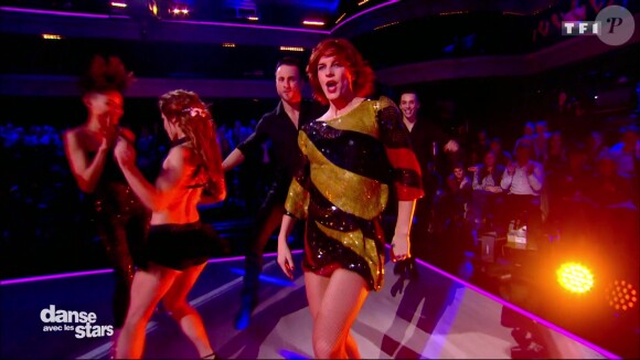 Fauve Hautot dévoile une sublime chorégraphie de la comédie musicale Saturday Night Fever - "Danse avec les stars 7" sur TF1. Le 10 novembre 2016.