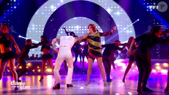 Fauve Hautot dévoile une sublime chorégraphie de la comédie musicale Saturday Night Fever - "Danse avec les stars 7" sur TF1. Le 10 novembre 2016.