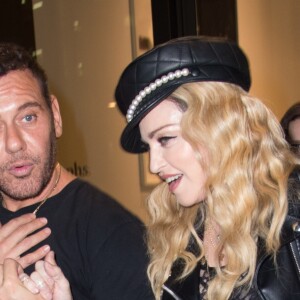Mert Alas, Madonna - Les célébrités arrivent à l'exposition de Mert Alas & Marcus Piggott à Londres, le 27 octobre 2016